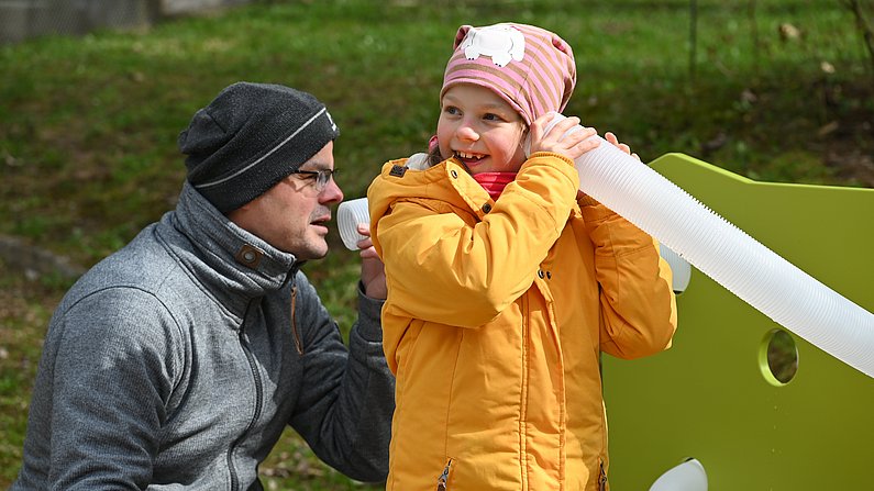 Leni Linse testet eins der Spielgeräte mit ihrem Papa Roman Fischmuth. Leni Linse testet eins der Spielgeräte mit ihrem Papa Roman Fischmuth.